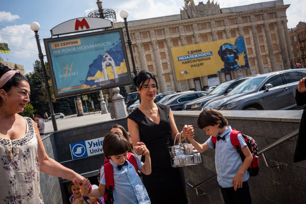 Füze saldırılarının gölgesinde yeni eğitim yılı: Ukrayna'da ilk ders zili metroda çaldı 5